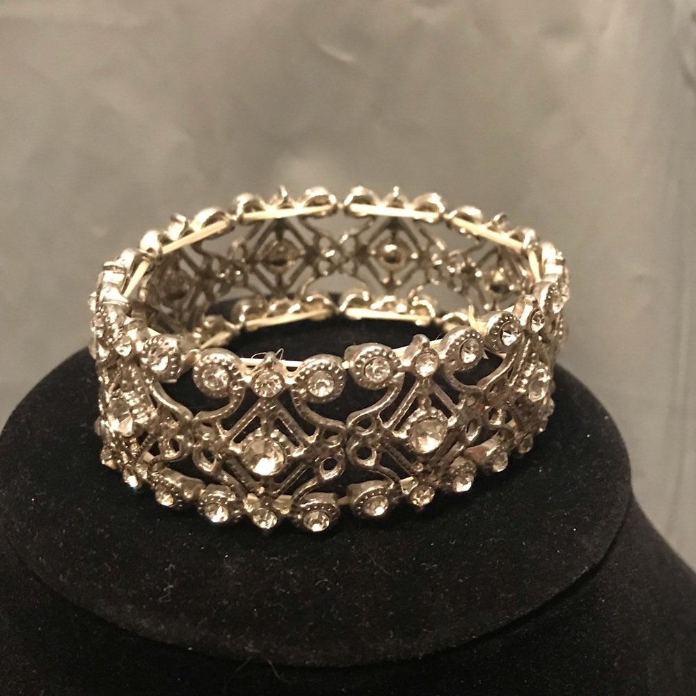 Crystal detailed bracelet